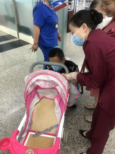 圖片1.png“真情服務(wù)”是讓旅客更加安心、放心、舒心的出行。行查室作為部門進港服務(wù)的最后一個環(huán)節(jié)，在日常工作中也很注重服務(wù)細節(jié)。6月10日，行查室工作人員幫助旅客打開嬰兒車，為她排憂解難。.png