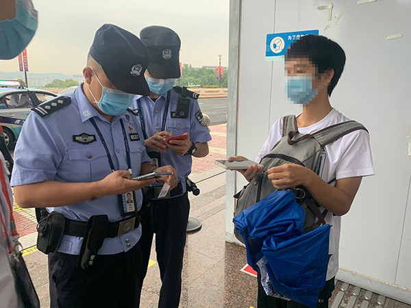 安檢站查獲一旅客冒用他人健康碼、核酸證明副本.jpg