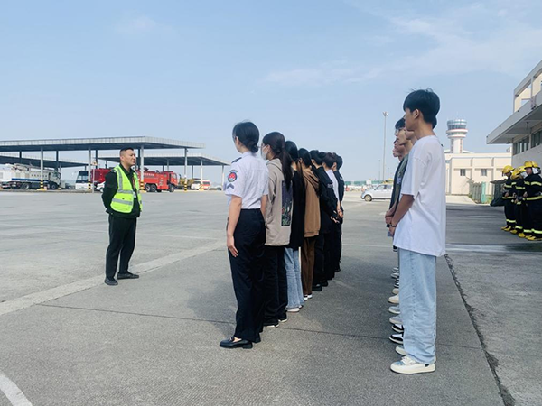 綿陽(yáng)機(jī)場(chǎng)安檢站對(duì)閬中機(jī)場(chǎng)、民航校  實(shí)習(xí)生開(kāi)展軍訓(xùn).png